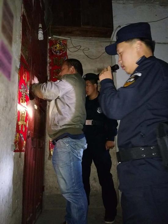 水城粗心妈妈误将幼女锁家中 