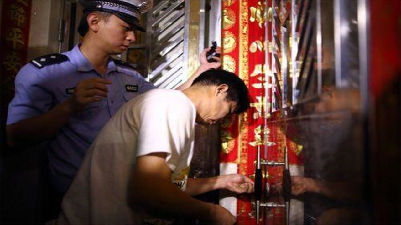 水城请开锁师傅开了锁后，师傅